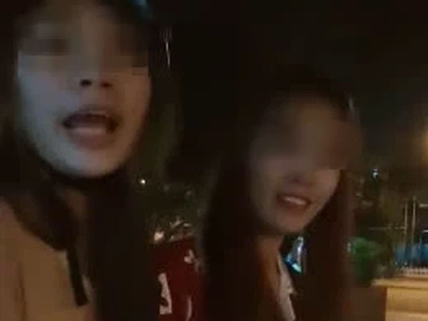 Bị mời ra khỏi chung cư vì không đeo khẩu trang, 2 cô gái trẻ không chấp hành còn đứng đôi co: 'Bảo vệ mà làm như ông nội người ta vậy'