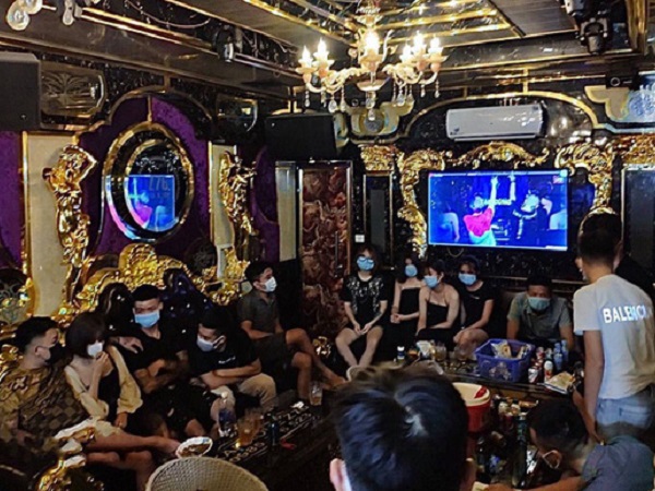 Giữa mùa dịch COVID-19, 20 nam thanh nữ tú ở Lào Cai tụ tập hát karaoke