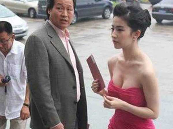 Xuất hiện thông tin 'ông lớn' trong Cbiz ly hôn vợ để quay về với một mỹ nhân hạng A, netizen gọi tên Lưu Diệc Phi cùng cha nuôi?