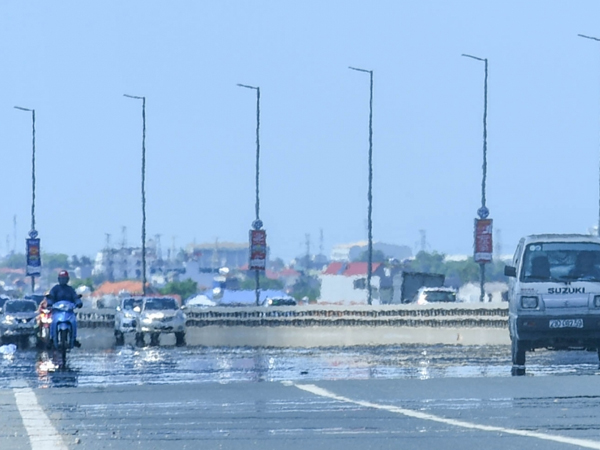 Nhiệt độ mặt đường có nơi hơn 50 độ C, phố phường Hà Nội vắng hoe
