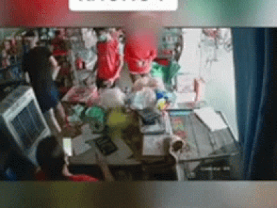 Người phụ nữ nhất định không đeo khẩu trang, bị 'mời' ra khỏi cửa hàng còn lớn tiếng: 'Mi có biết tao là ai không?'