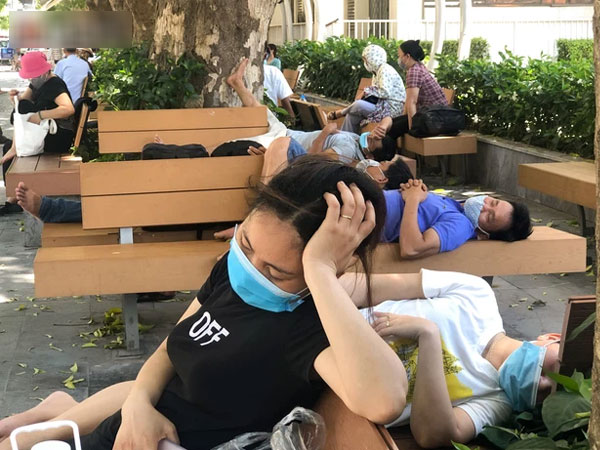 Ảnh: Người thân bệnh nhân nằm vật vờ tại bệnh viện Bạch Mai dưới cái nóng gần 50 độ C