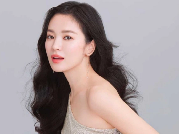 Biên kịch Hậu duệ mặt trời bất ngờ quan tâm Song Hye Kyo nhưng lại lơ đẹp Song Joong Ki khiến fan tranh cãi