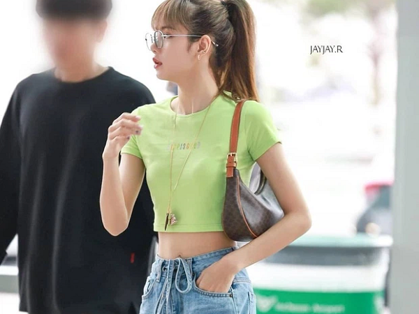 Ảnh sân bay huyền thoại giúp Lisa (BLACKPINK) lên ngôi thánh body, tất cả là nhờ màn khoe vòng eo nhỏ khó tin nhất Kpop
