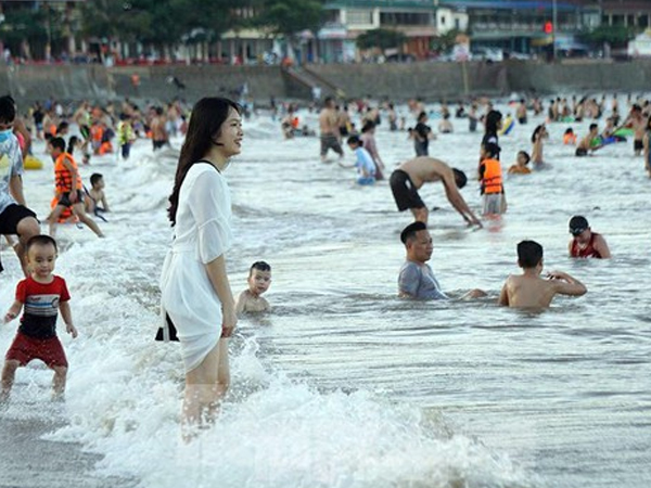 Nắng nóng kéo dài, biển Đồ Sơn chật kín người xuống tắm