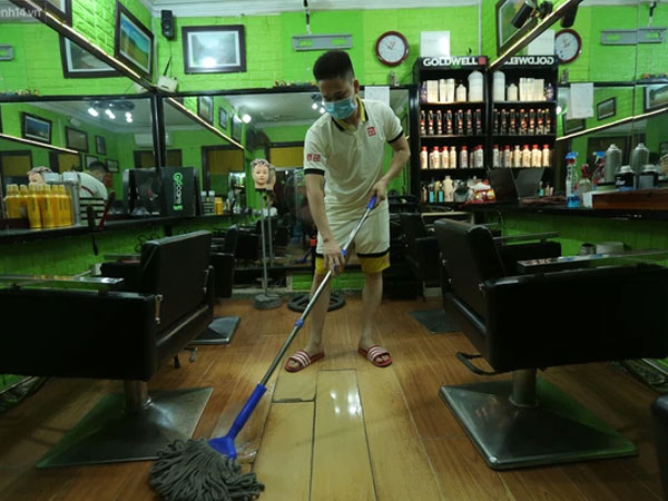 Chủ các hàng quán, tiệm tóc ở Hà Nội phấn khởi dọn dẹp xuyên đêm để chuẩn bị đón khách từ ngày 22/6