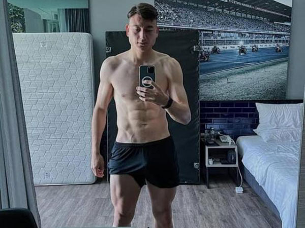 Đặng Văn Lâm đọ body 6 múi với dàn cầu thủ của đội tuyển bóng đá Việt Nam