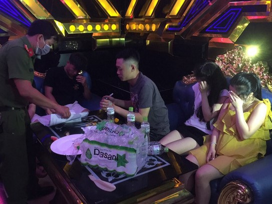 35 nam nữ 'bay lắc' trong quán karaoke, có cả học sinh