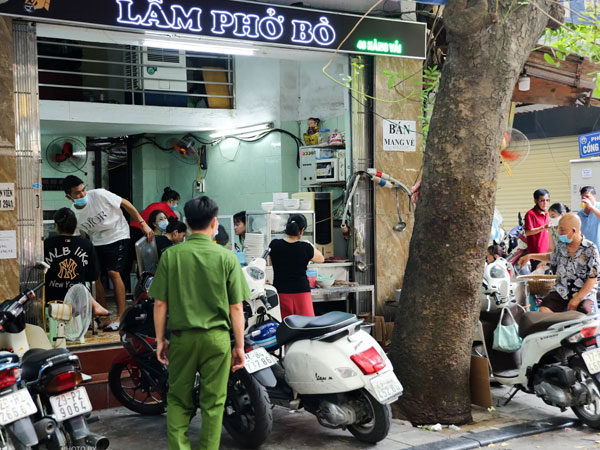 Hà Nội hôm nay mở lại hàng ăn, có quán Phở đông đến mức tạm dừng nhận khách nhưng cũng có quán cửa đóng then cài vì lý do bất ngờ