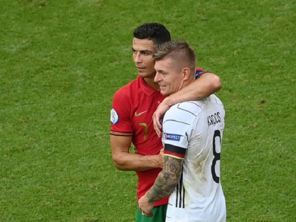 Sau khi Bồ Đào Nha thua tan nát, có một cầu thủ Đức đã giúp Ronaldo vui vẻ trở lại và đây là nội dung cuộc trò chuyện của cả hai