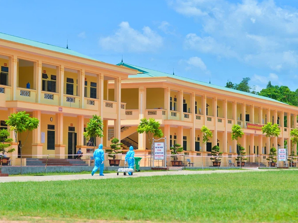 Ảnh: Giữa trời nắng 40 độ, bộ đội mặc áo bảo hộ kín mít đưa cơm cho công nhân Bắc Giang đang cách ly tập trung