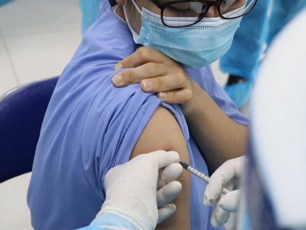 Sau khi tiêm vắc xin Covid-19, nếu gặp 4 dấu hiệu này cần đi khám ngay