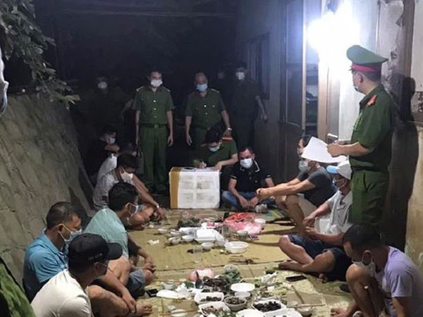 Bắc Giang: Tụ tập ăn uống mừng 'bội thu' cá, 11 người bị phạt hơn 80 triệu
