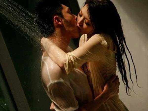 Đi cả năm về bị vợ hờ hững, tôi bật khóc nhìn cơ thể em qua khe cửa nhà tắm