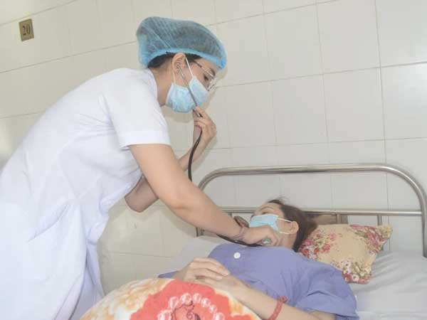 Bác sĩ mổ khẩn cấp cứu sản phụ mang thai ngoài tử cung thể hiếm gặp nguy kịch
