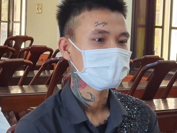 Nghĩ bị ‘nhìn đểu’, nhóm côn đồ vô cớ đánh nhiều người nhập viện