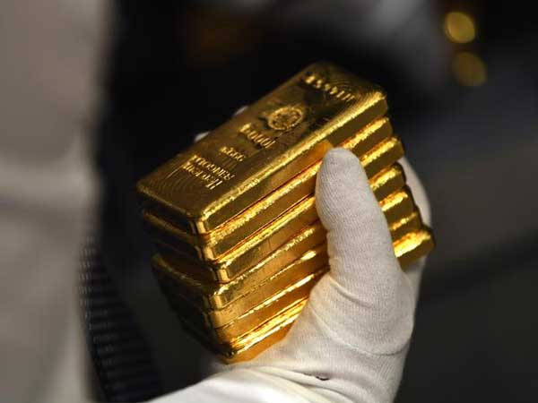 Vàng tuột mốc 57 triệu đồng/lượng, USD tự do và ngân hàng đồng loạt tăng