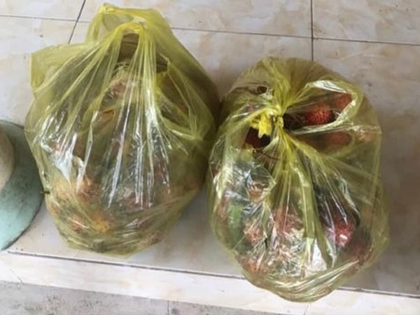 Mua 10 kg chôm chôm, cho bà nội 5kg, bà ngoại 5kg, cô gái bị chồng mắng vì nội ngoại như nhau: 'Lấy chồng thì phải lo cho nhà nội đầy đủ mới đến ngoại!'