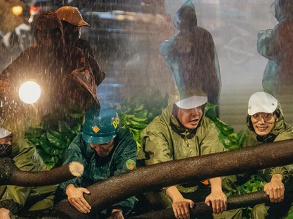 Chùm ảnh Hà Nội sau cơn mưa trắng trời: Cây đổ khắp phố phường, mất điện, người dân không kịp trở tay