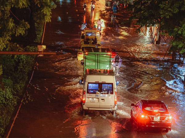 Bắc Bộ mưa dông trên diện rộng, Trung Bộ nắng nóng kéo dài