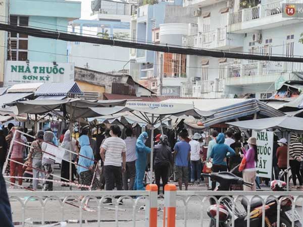 Cận cảnh phong tỏa mọi ngóc ngách tại chợ truyền thống ở Sài Gòn vì liên quan đến ca mắc Covid-19