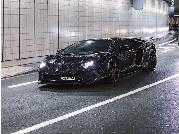 Lamborghini Aventador đính 2 triệu viên pha lê của nữ người mẫu 28 tuổi tái xuất trên đường phố