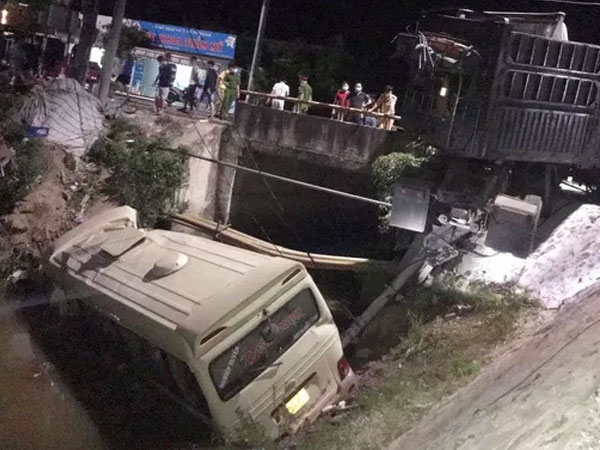 Va chạm với xe đầu kéo, xe khách văng xuống sông khiến 7 người thương vong