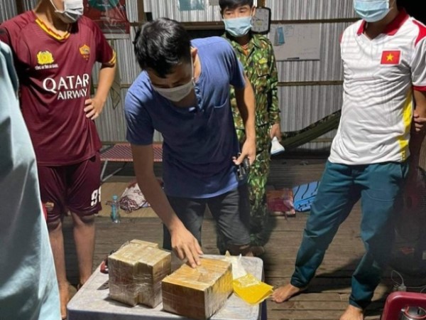 Phát hiện lính biên phòng, đối tượng vứt 20 bánh ma túy rồi bơi ngược về Campuchia