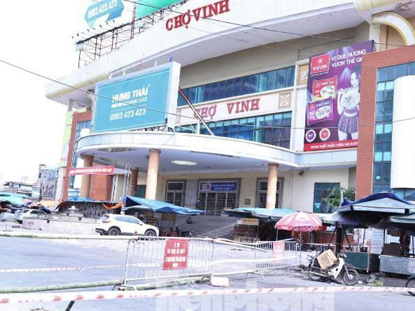 Cảnh vắng 'chưa từng thấy' tại chợ đầu mối Vinh sau 3 ca dương tính với SARS-CoV-2