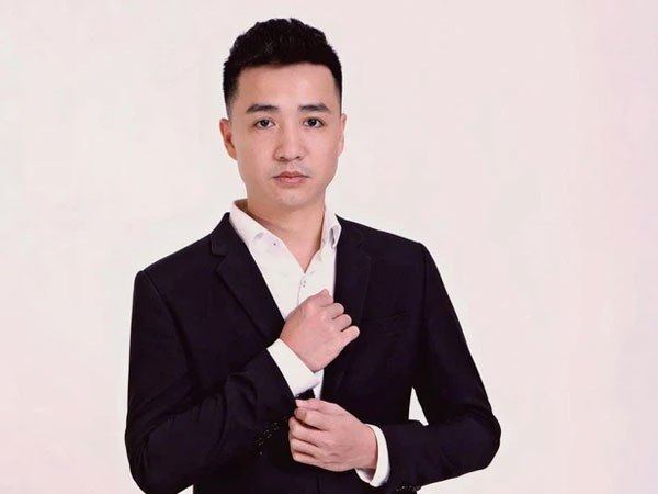 Bất ngờ profile người chồng đấm Cô Xuyến bật máu: CEO kiêm diễn giả, kém 3 tuổi và có con riêng trước khi lấy Hoàng Yến