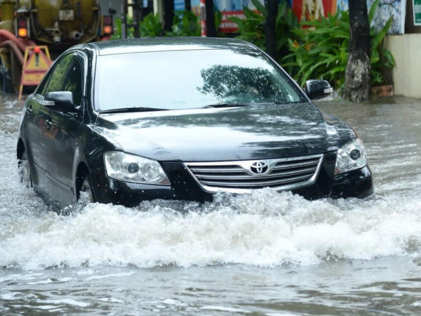 Những cách để tài xế tự 'giải cứu' khi đường ngập