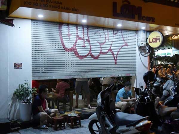 Hà Nội: Nhiều quán 'nhốt khách', cố bán tiếp sau quy định đóng cửa trước 21h
