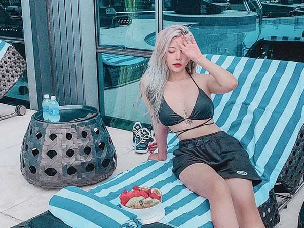 Cựu hot streamer The Queen Team mặc đồ hở gần hết, thả dáng phơi nắng, khoe đường cong nóng bỏng