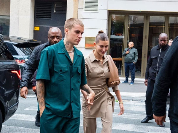Vợ chồng Justin Bieber lại gây tranh cãi ở Pháp ngày 3: Hailey kín đáo nhưng lộ điểm nhạy cảm, quay ra ông xã tưởng... bảo vệ