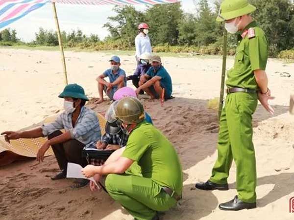 Thi thể người phụ nữ không chồng với vết cắt ở cổ trên bãi biển