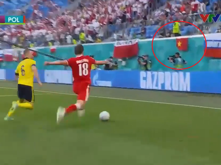 Quốc kỳ Việt Nam tung bay trên khán đài Euro 2020