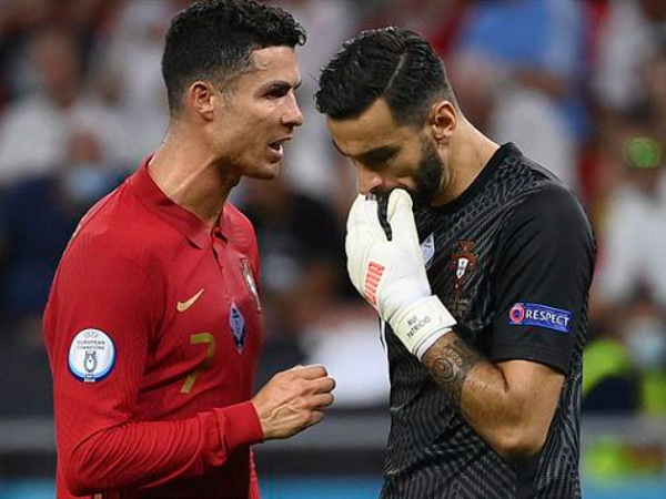 Phớt lờ lời khuyên của Ronaldo và Pepe, thủ thành ĐT Bồ Đào Nha nhận cái kết đắng