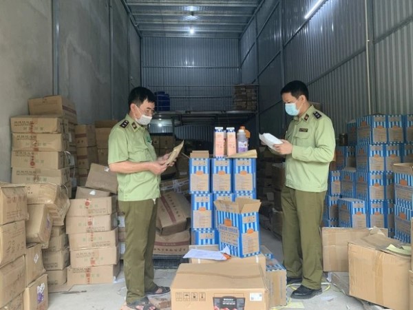 Hà Nội: Thu giữ hàng tấn nguyên liệu trà sữa Royal Tea, Gong Cha... ẩm mốc, không rõ nguồn gốc xuất xứ