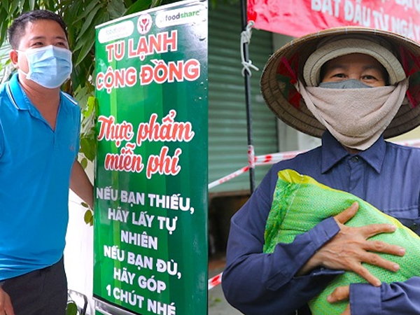 Video: 'Tủ lạnh công cộng' tặng nông sản cho người nghèo giữa mùa dịch