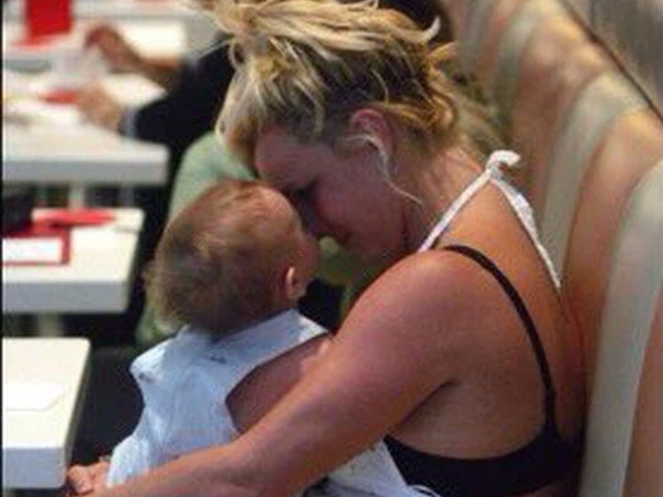 Khoảnh khắc buồn của ngành giải trí Mỹ: Britney Spears bụng mang dạ chửa ôm con khóc trong quán cafe vì bị 321 paparazzi bao vây