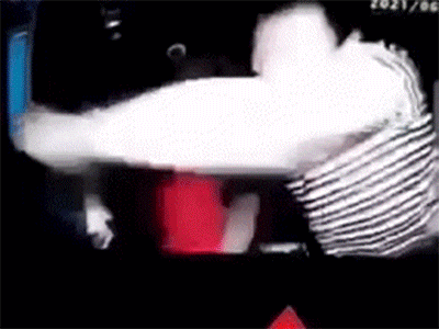 Clip: Nam hành khách liên tục chửi thề, đấm dã man vào mặt tài xế taxi gây phẫn nộ