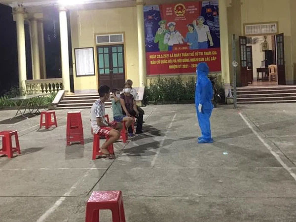 Đến khu phong toả làm nhiệm vụ xét nghiệm, nữ nhân viên y tế bật khóc khi thấy 2 con trai đang chờ lấy mẫu