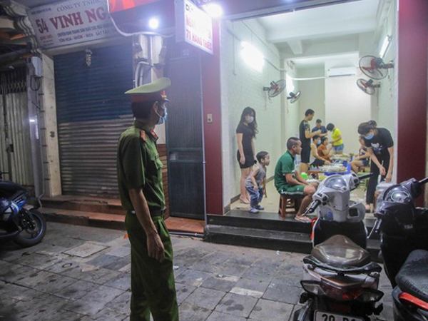 Hàng quán 'câu giờ' sai quy định, lực lượng chức năng liên tục nhắc nhở