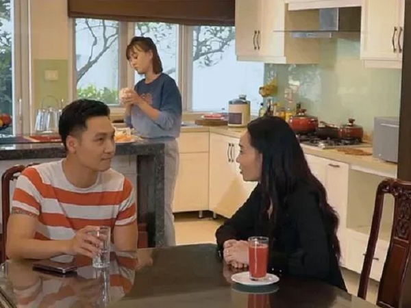 Hương vị tình thân tập 48: Hốt hoảng vì Nam - Long ngày càng thân thiết, bà Xuân thuyết phục Long cho Kỳ Duyên cơ hội