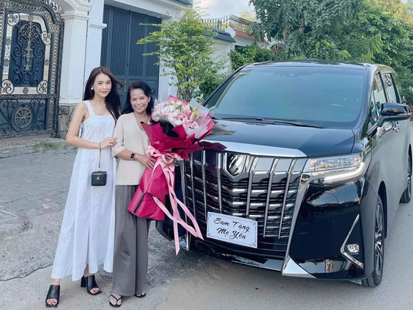 Con gái nhà người ta: Sam tậu xế hộp 4,6 tỷ đồng cho mẹ đi chợ, đặt 6 tháng mới về Việt Nam