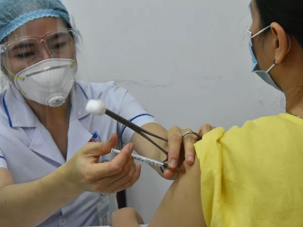 Người trên 65 tuổi tại TP HCM tạm thời chưa tiêm vắc-xin ngừa Covid-19
