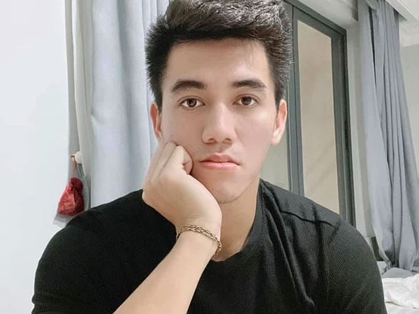 Tiến Linh hụt hẫng khi chưa thể rời khỏi khu cách ly, xót xa vì chứng kiến cảnh bố đợi mình bên ngoài
