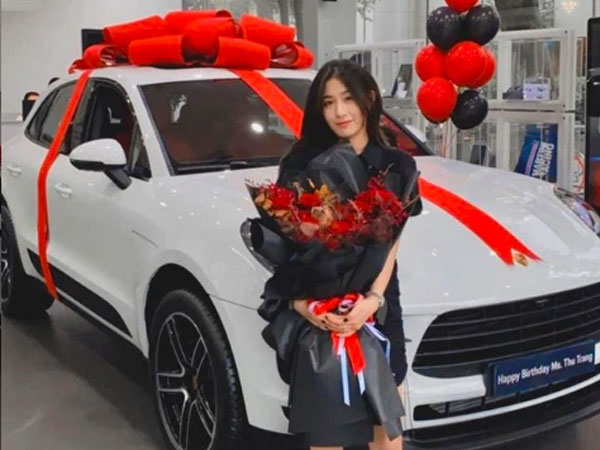 Hot mom Trang Lou khoe món quà sinh nhật tuổi 26 bằng chiếc siêu xe hơn 4 tỷ