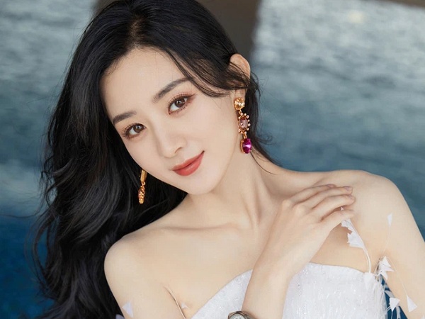 Không phải dao kéo, Triệu Lệ Dĩnh chỉ nhờ 2 thủ thuật này mà mặt thon gọn và thanh thoát hơn mấy lần