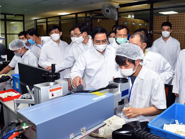 Thủ tướng: Chậm nhất tháng 6-2022 phải có vắc-xin ngừa Covid-19 sản xuất trong nước